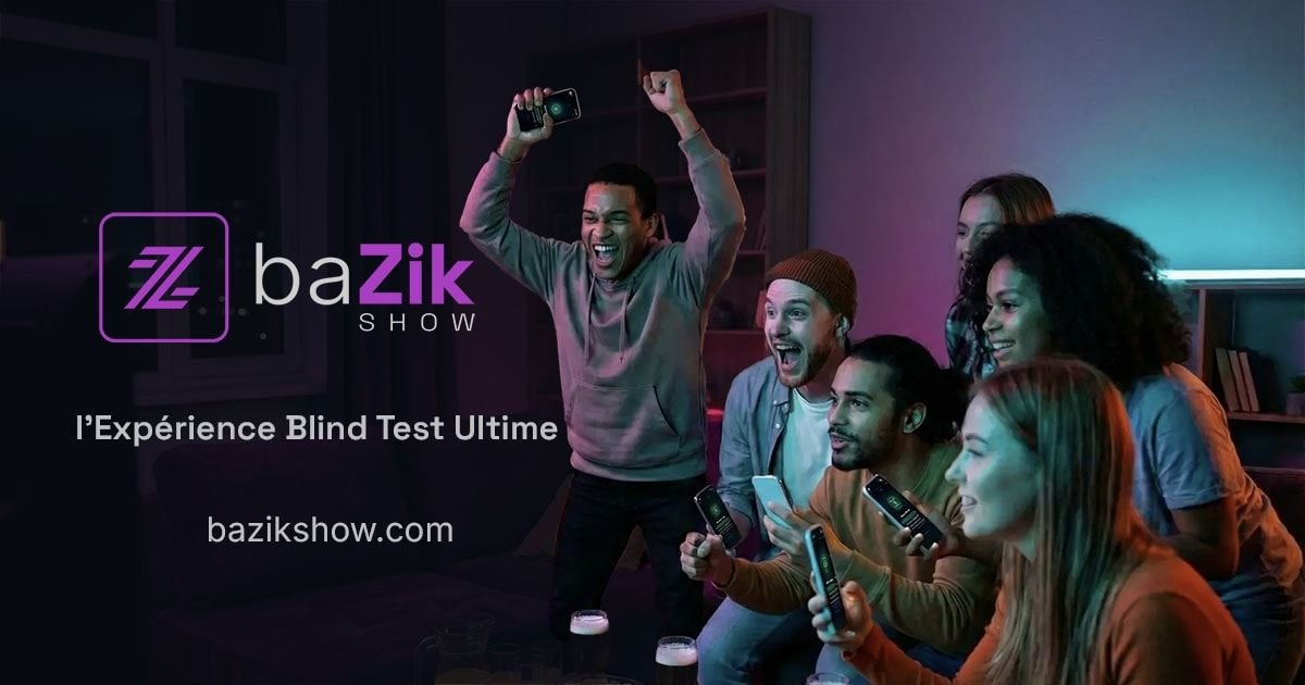 Des amis jouent à baZik Show dans leur salon, téléphone en main, devant la télévision.